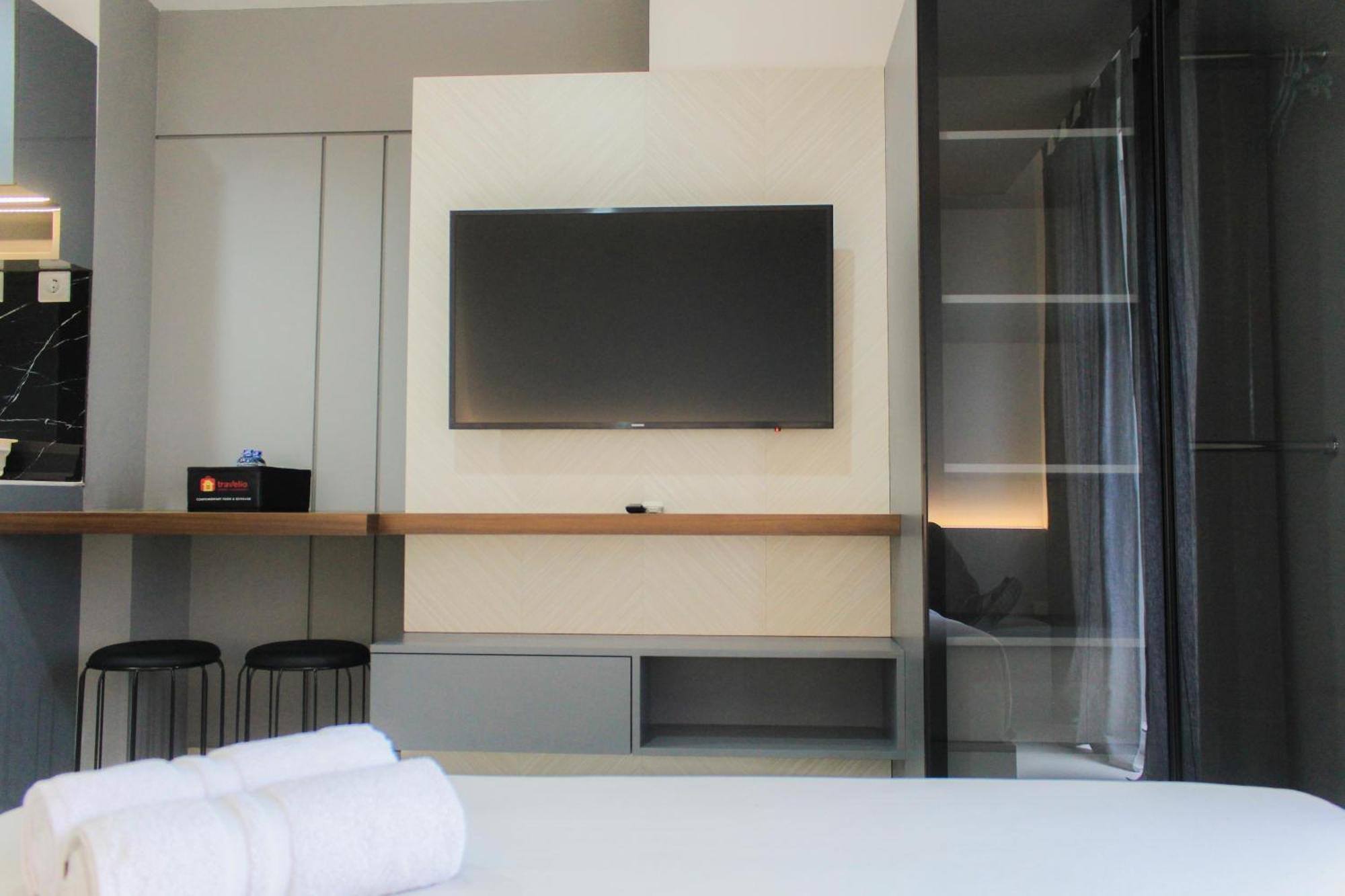 Apartment Homey And Comfort At West Vista By Travelio